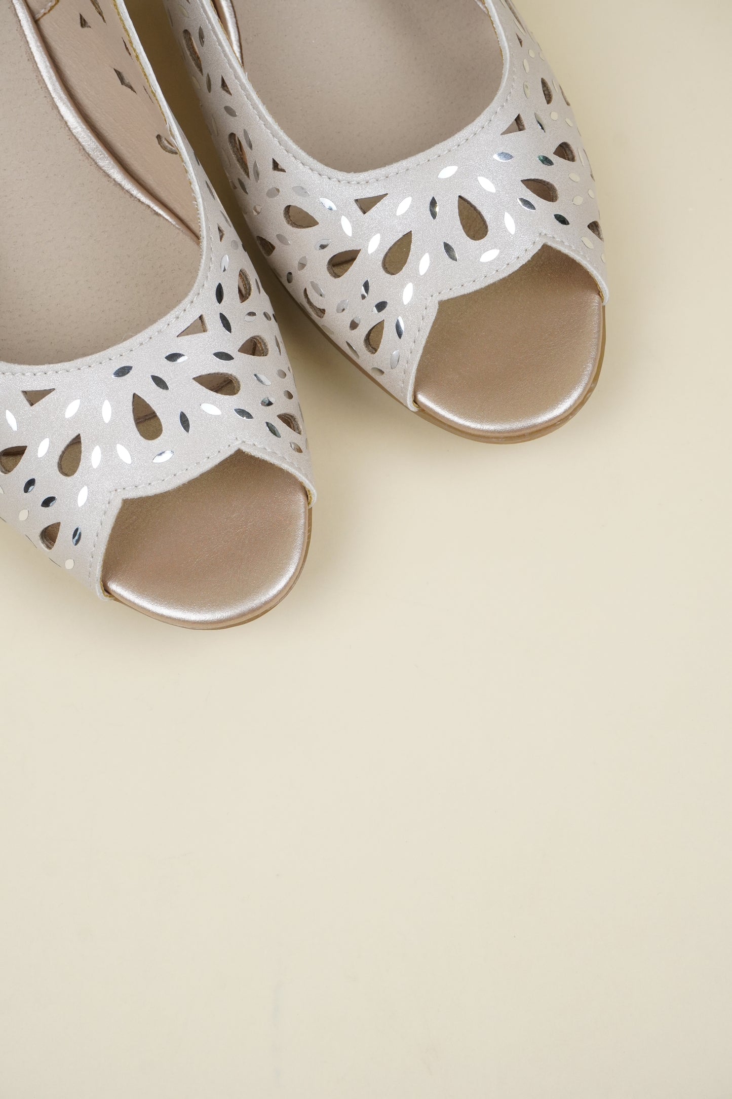 Női Középmagas Sarkú Slingback Szandál - Bézs