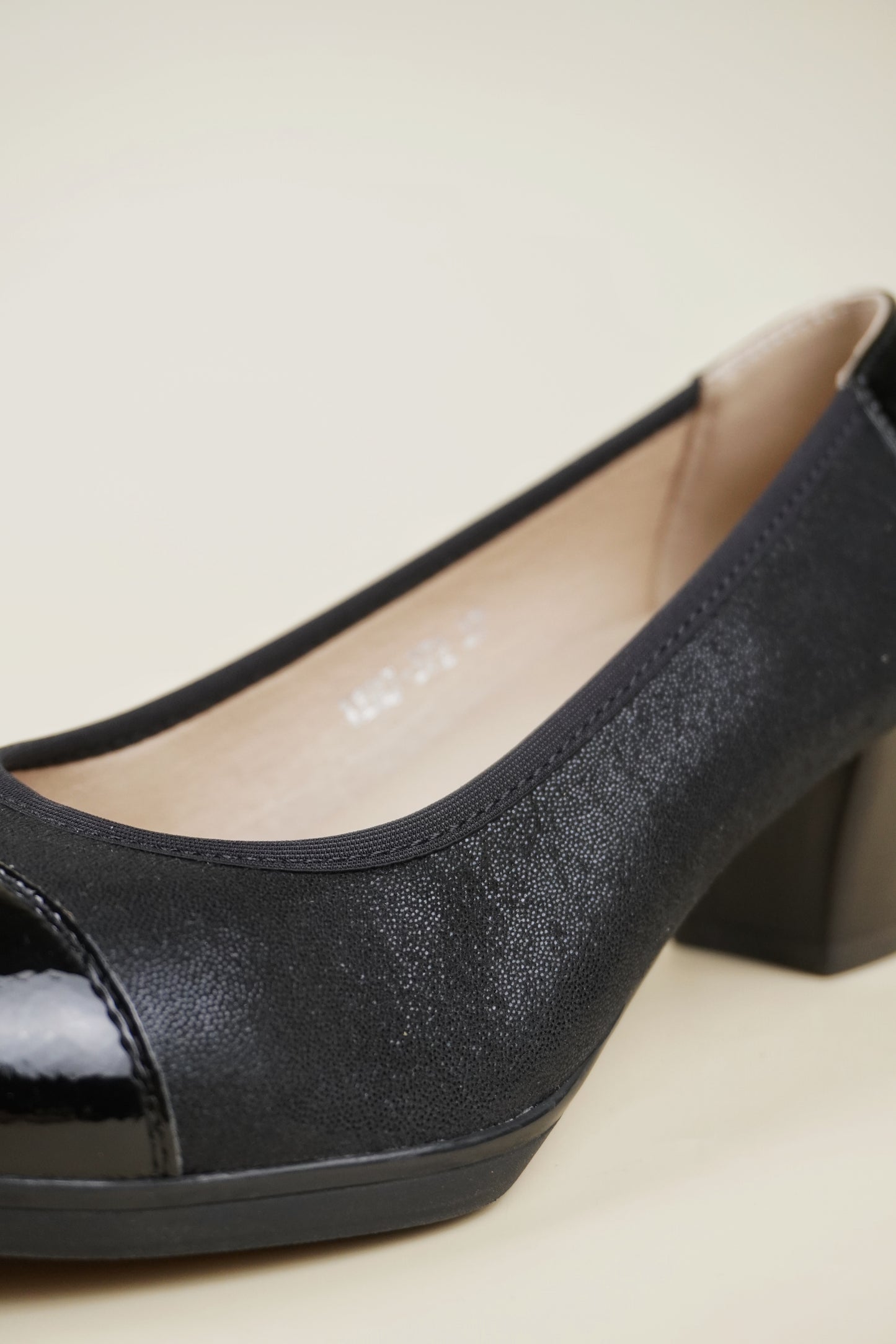 Ladies' Round Toe Pumps Low Heel - Black