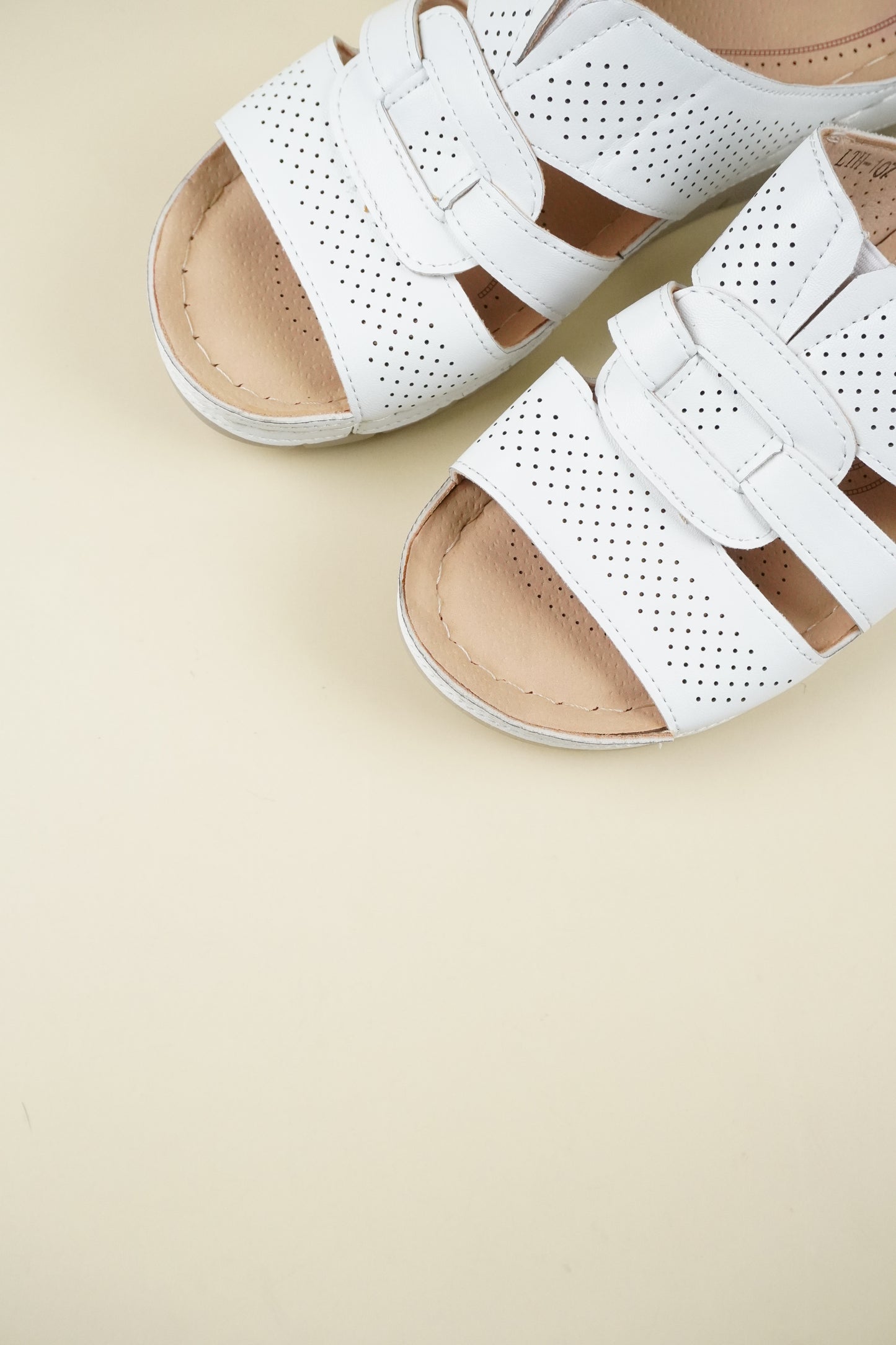 Nyitott Orrú Széles Szabású Wedge Papucs 107 - Fehér