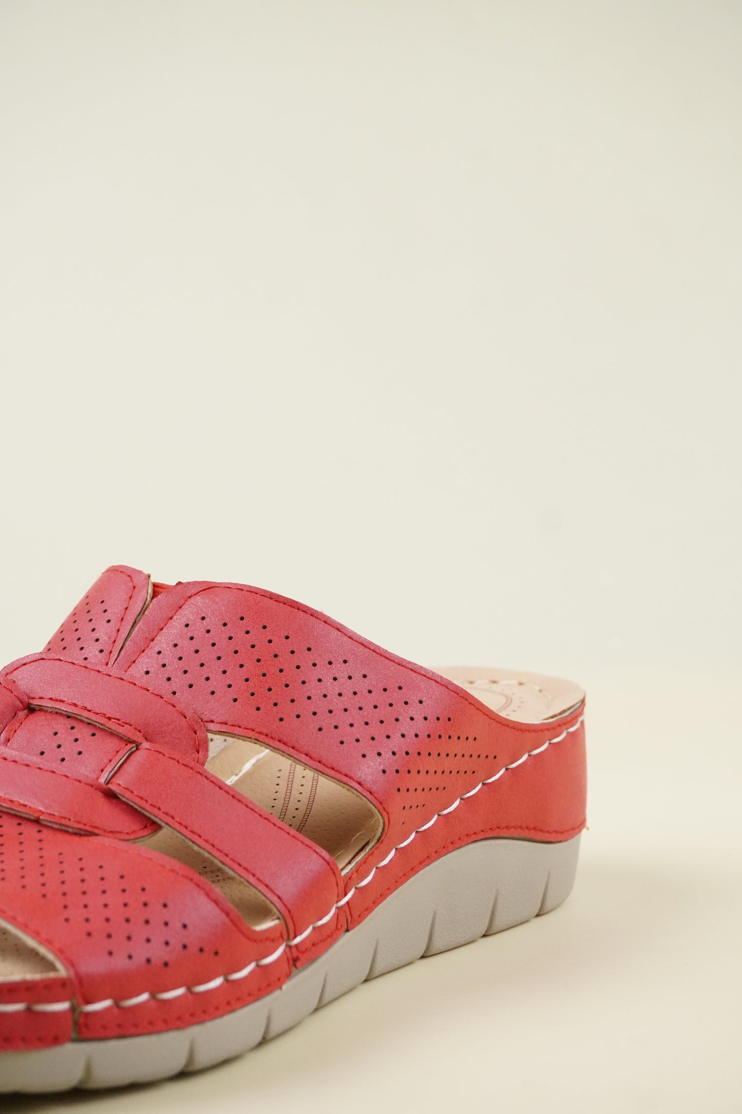 Nyitott Orrú Széles Szabású Wedge Papucs 107 - Piros