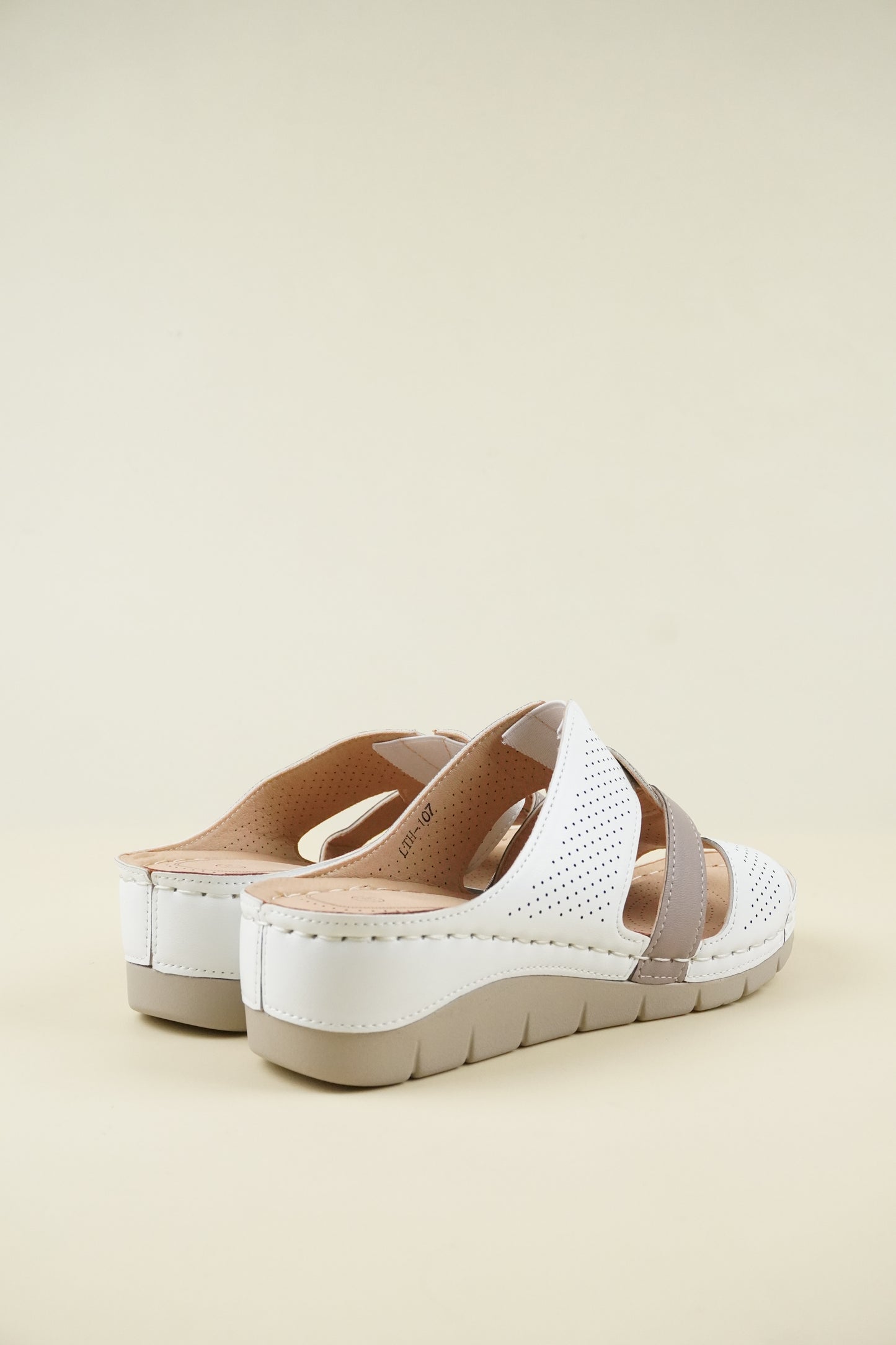Nyitott Orrú Széles Szabású Wedge Papucs 107 - Piros