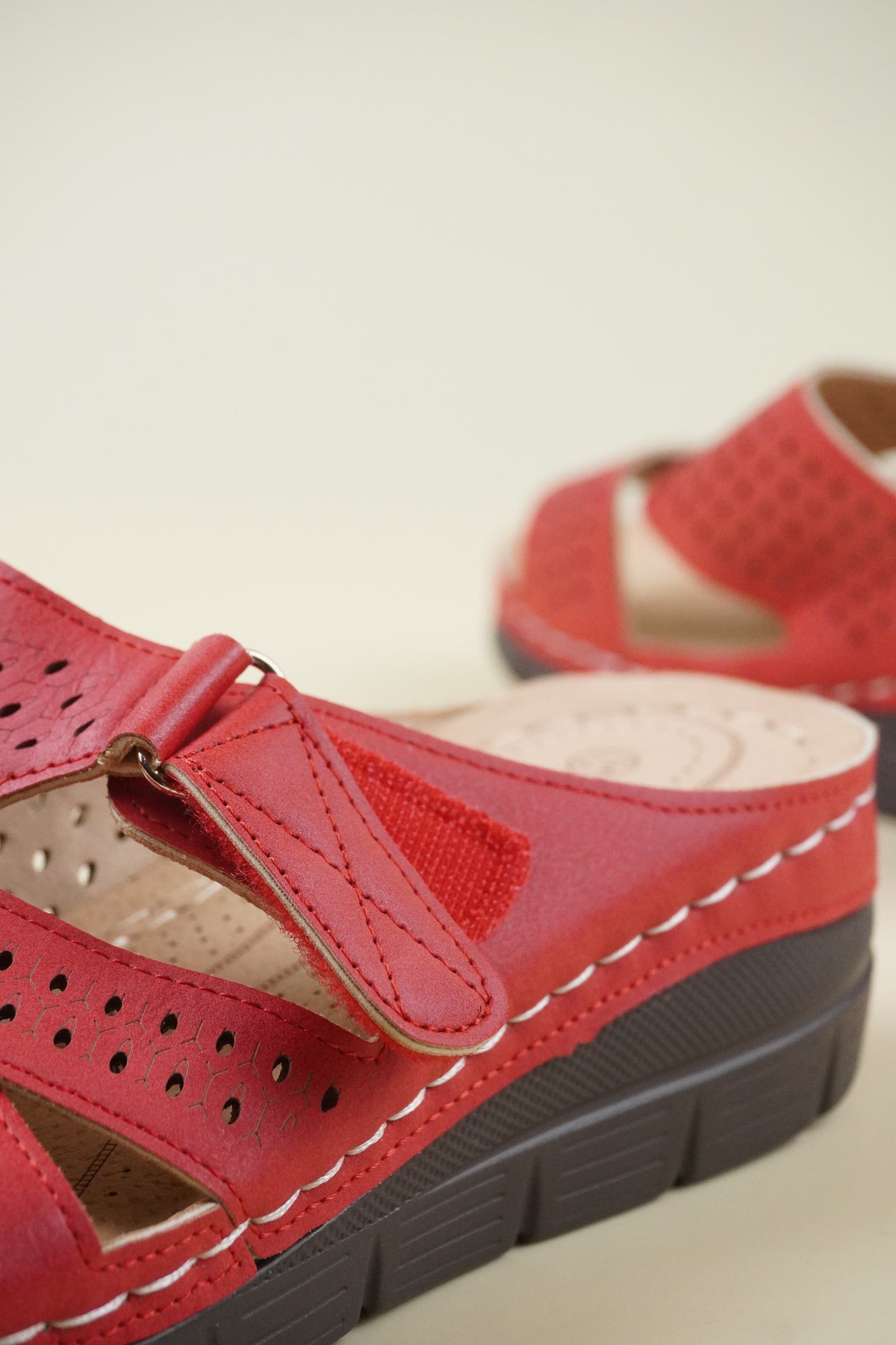 Nyitott Orrú Széles Szabású Wedge Papucs 112 - Piros