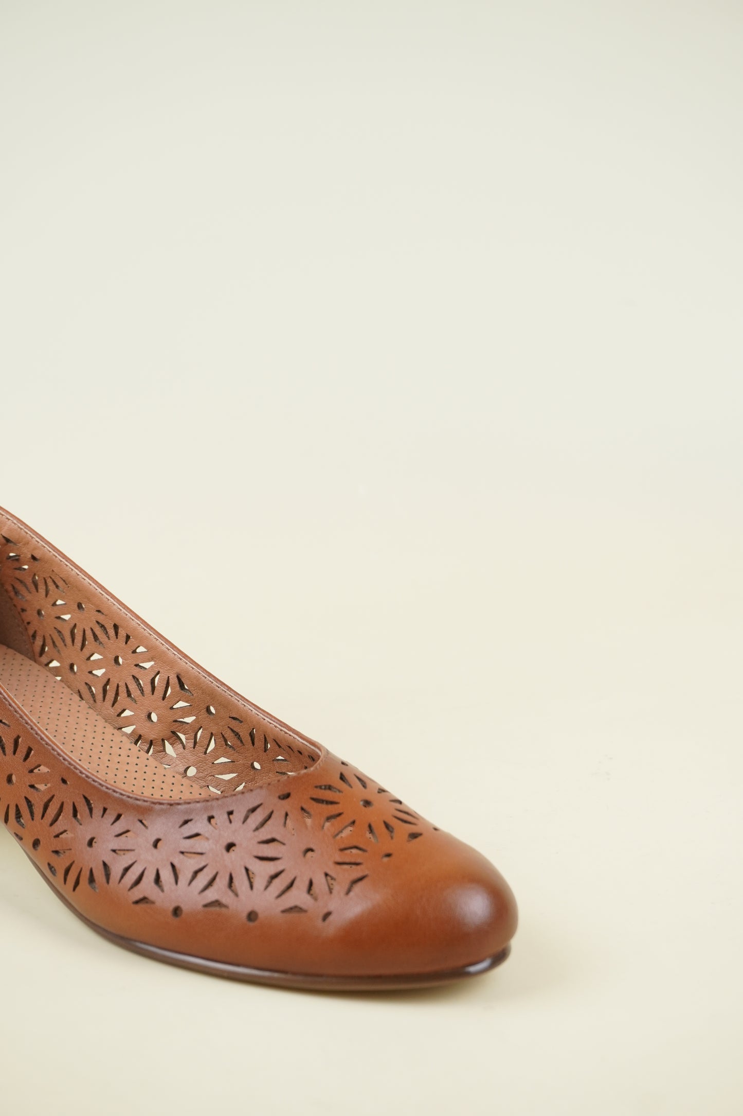 Ladies' Low Heel Pumps - Camel