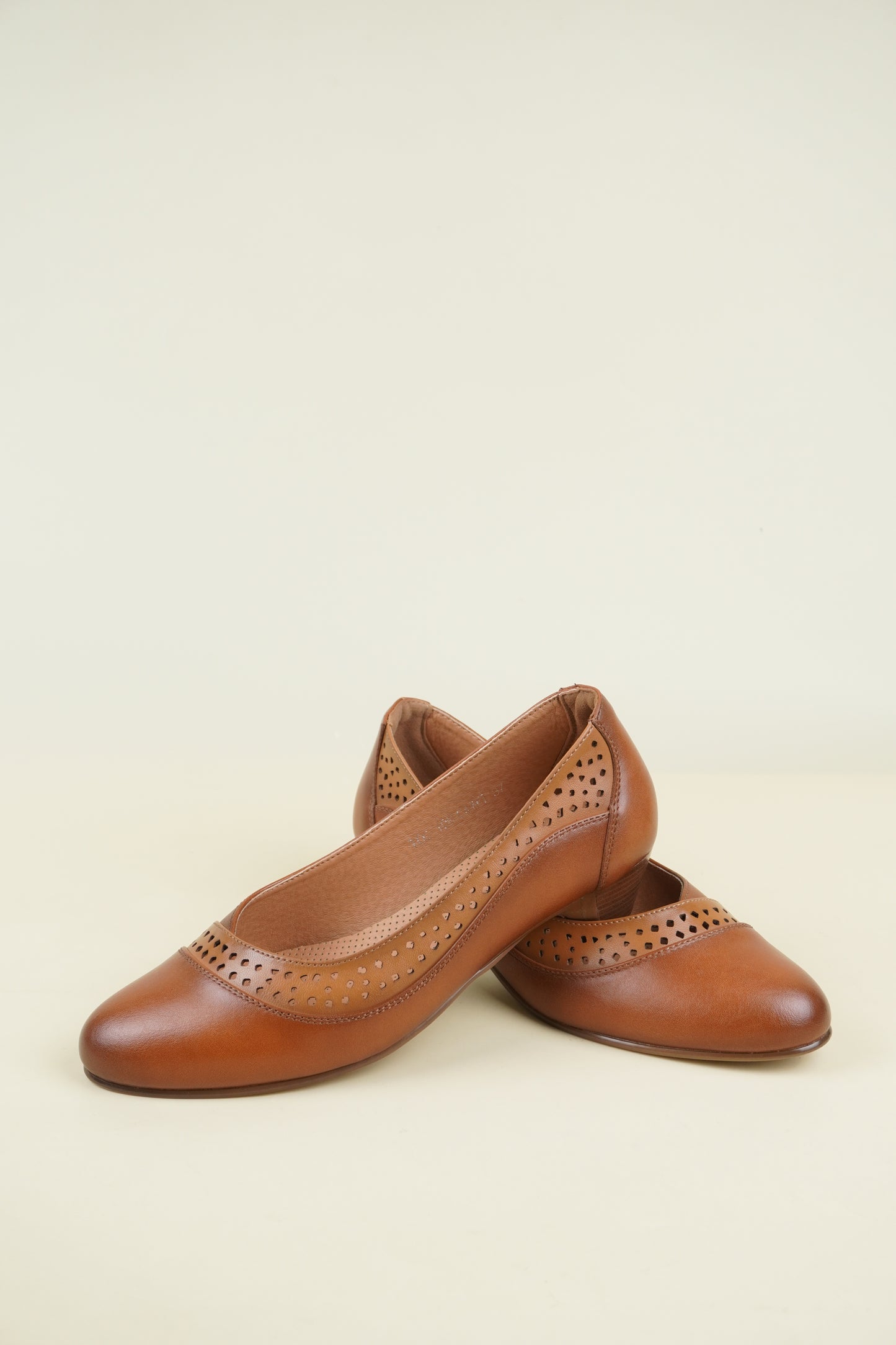 Ladies' Low Heel Pumps - Camel
